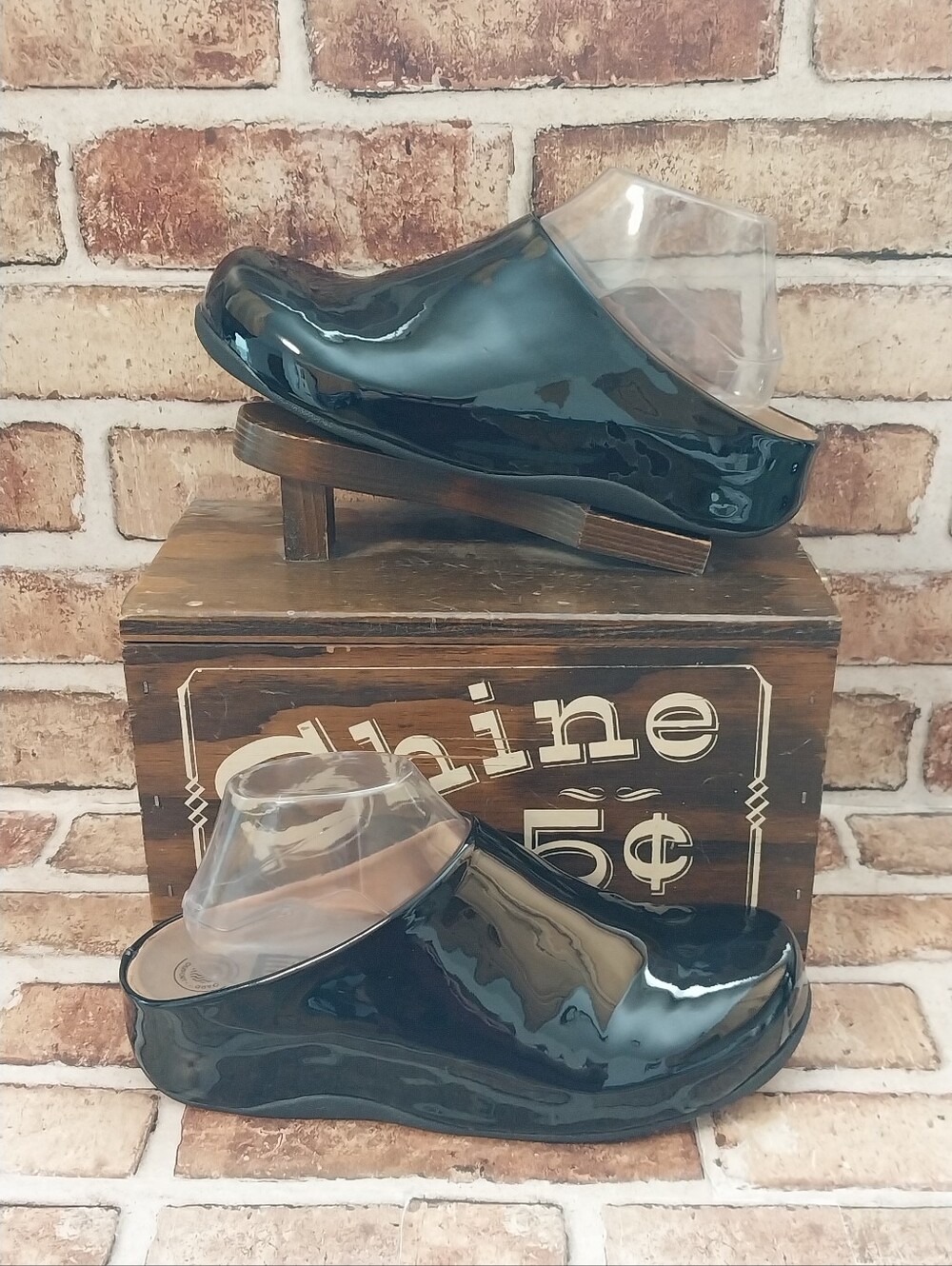 Pre-owned Fitflop Shuv Patent Leather Clogs